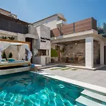 Arbanessa With Heated Pool Дом отдыха Трогир