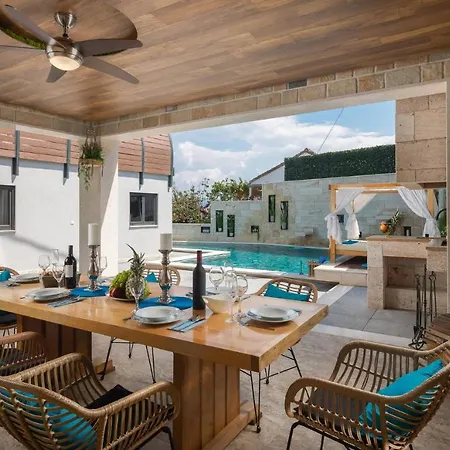 Arbanessa With Heated Pool *